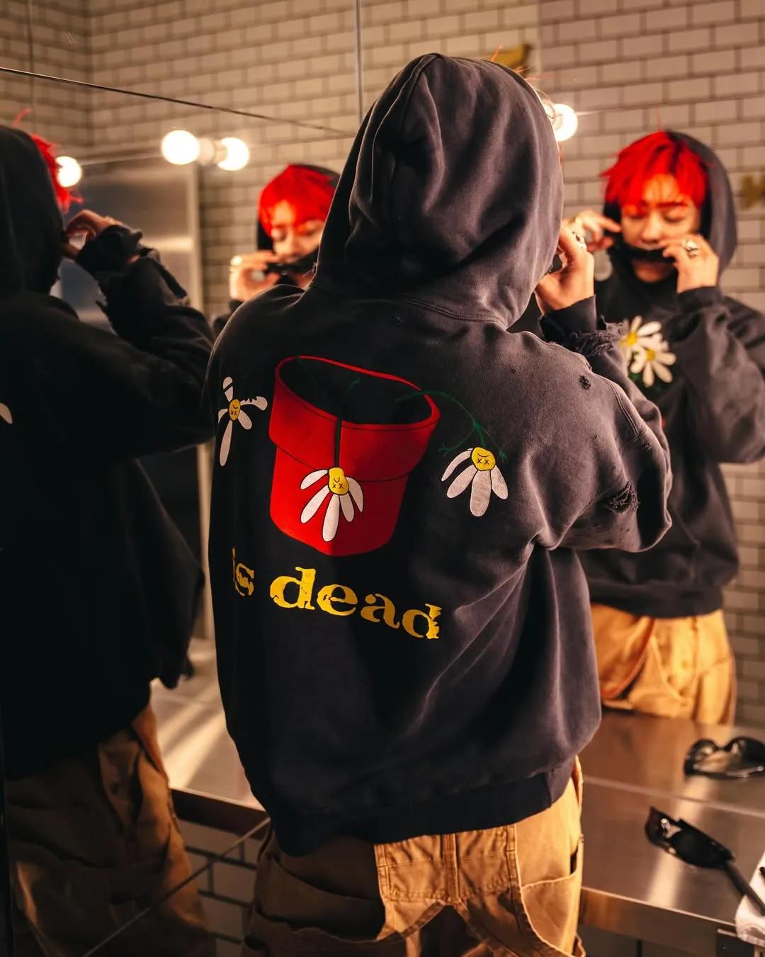 SAINT Mxxxxxx × DE LA SOUL DLS_HOODIE/DE LA SOUL/BLK DE LA SOUL co-branded potted plant destruction hoodie, washed black S-XL, a very important hoodie this season. It embodies the brand philosophy through the humorous potted plant and slogan design. In addition, through a large number of hand-made fraying, cutting and other damage processing, as well as heavy washing and oxidative fading treatment, a perfect Vintage effect is created. Original mold opening Customized co-branded main mark and wash water mark, correct version